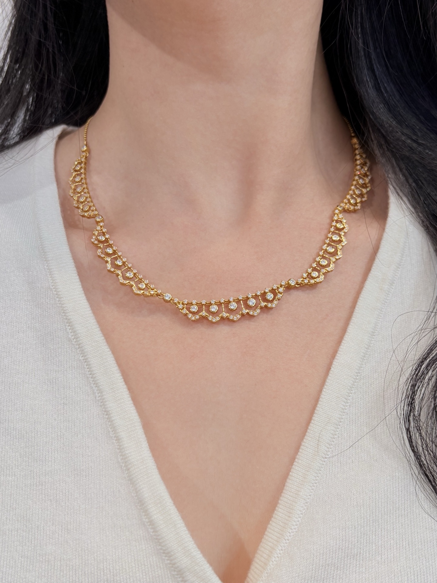 Scalloped Hemline Necklace in French Style